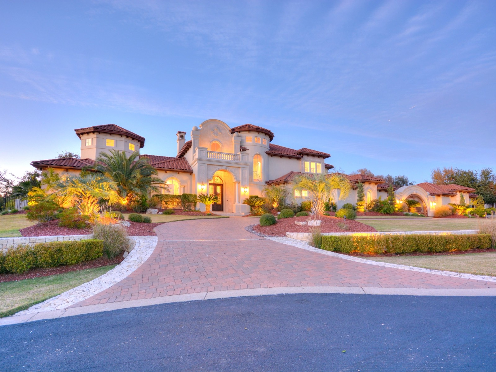 Bella Cima residence from AllisonGaddyHomes.com representing the light editorial mood